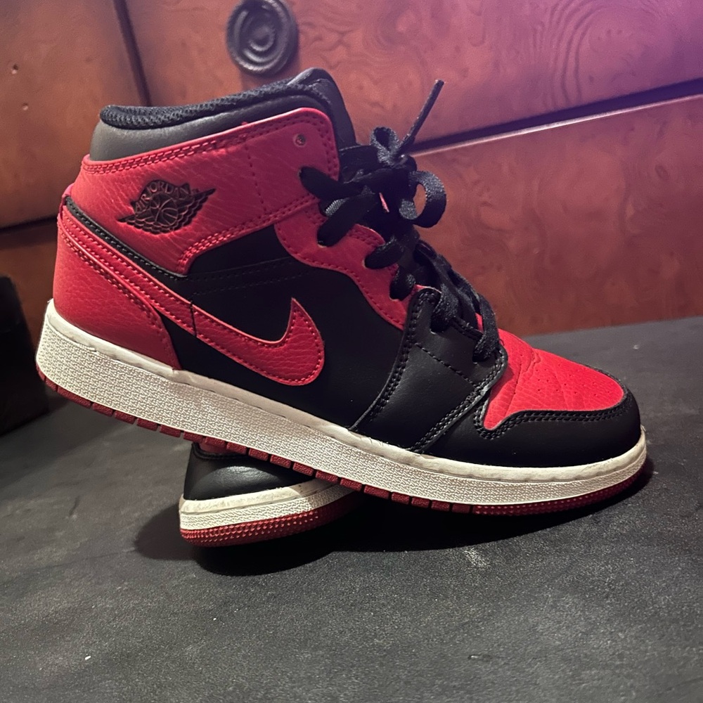 AIR JORDAN 1 MID GS
Banned 2020 size 6.5 youth